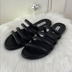 Steve Madden Black flat
Slide Multi-Strap Sandals 10